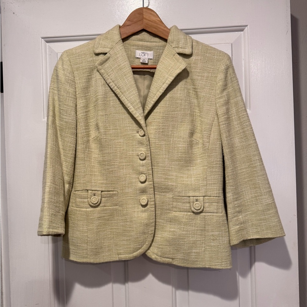 Green and Cream Tailored Blazer with Notched Lapel and Textured Fabric